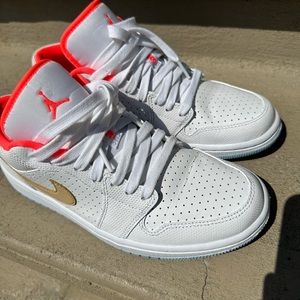 Womens Air Jordan 1 Low SE, white/sesame-flash crimson